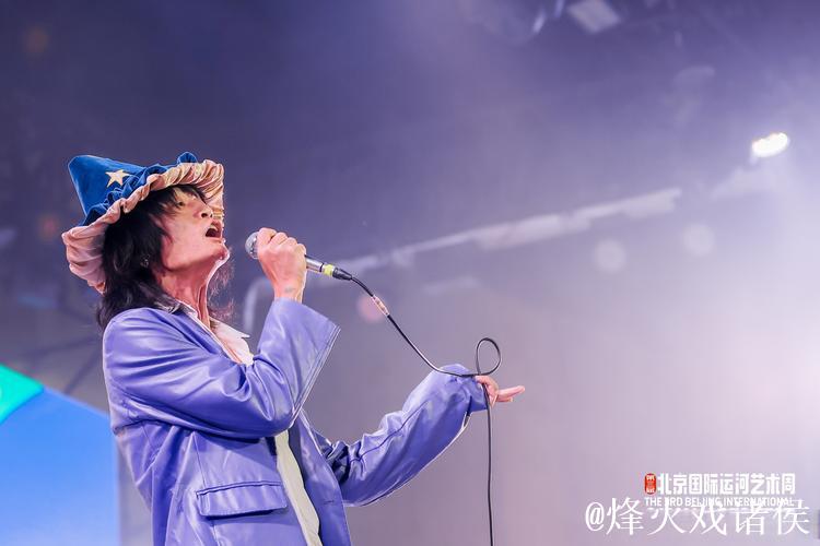 文体两开花的个性派，吹小号，组乐队，踢任意球，当主教练